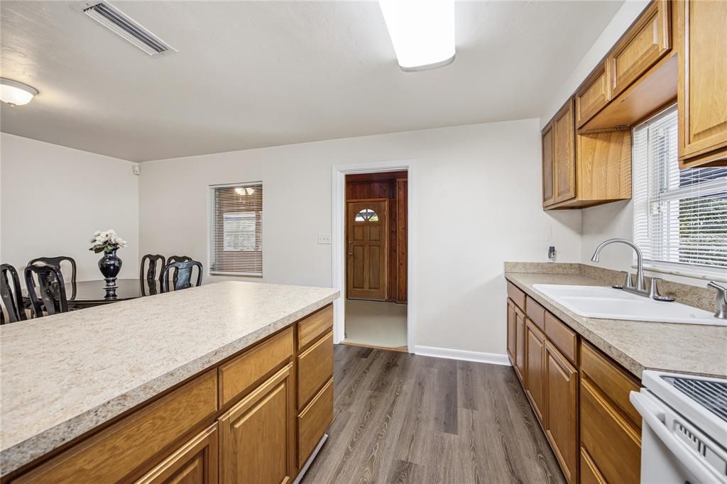 На продажу: $269,000 (2 спален, 1 ванн, 1201 Квадратных фут)