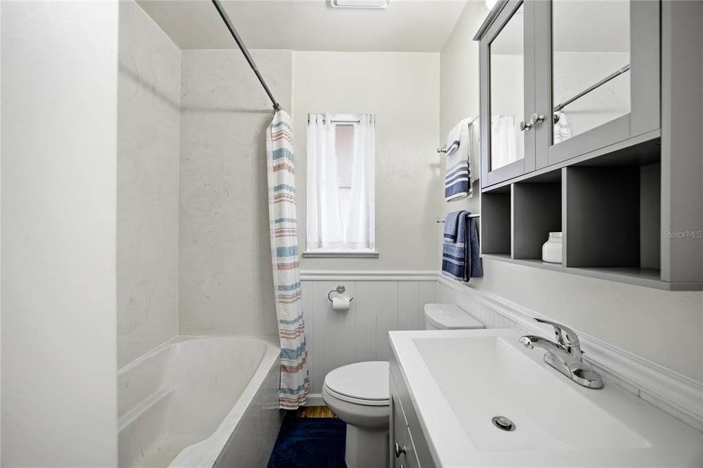 На продажу: $269,000 (2 спален, 1 ванн, 1201 Квадратных фут)