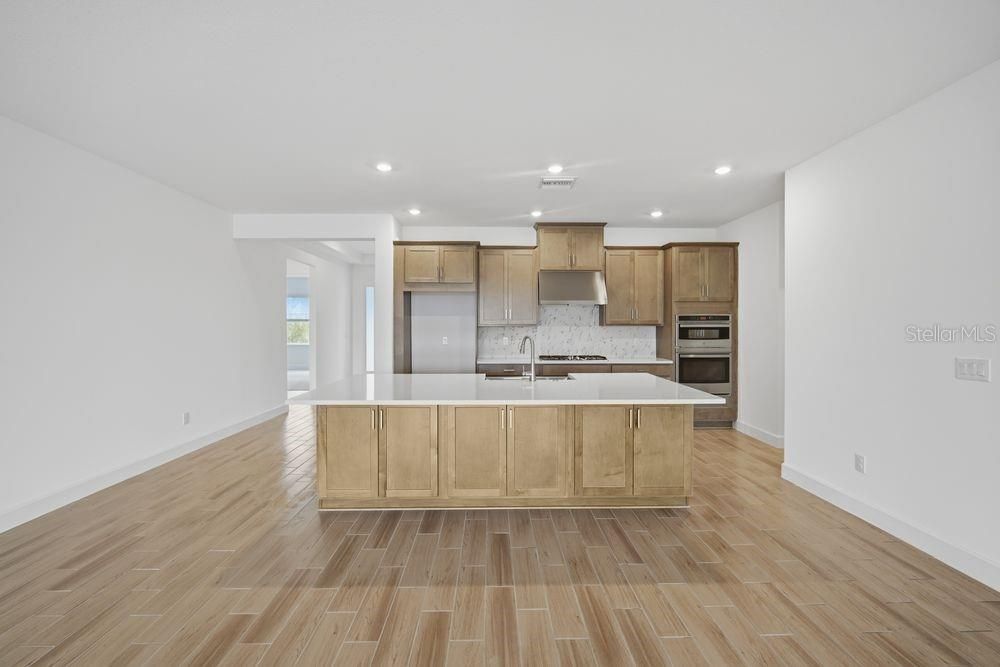 Activo con contrato: $639,999 (4 camas, 4 baños, 2921 Pies cuadrados)