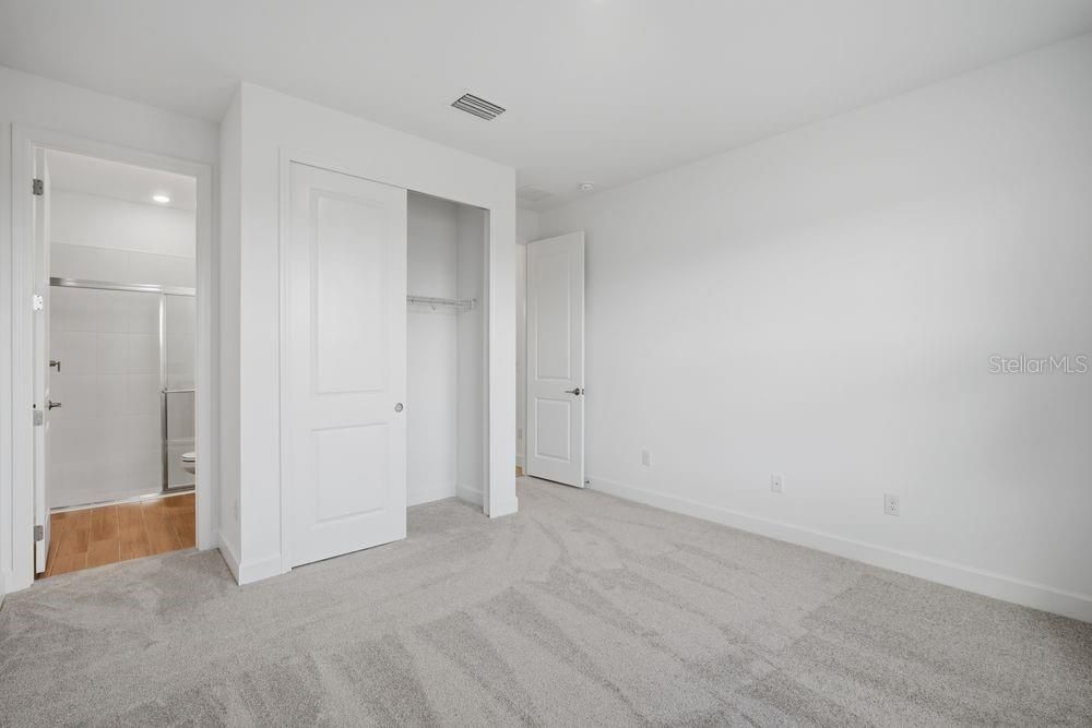 Activo con contrato: $639,999 (4 camas, 4 baños, 2921 Pies cuadrados)