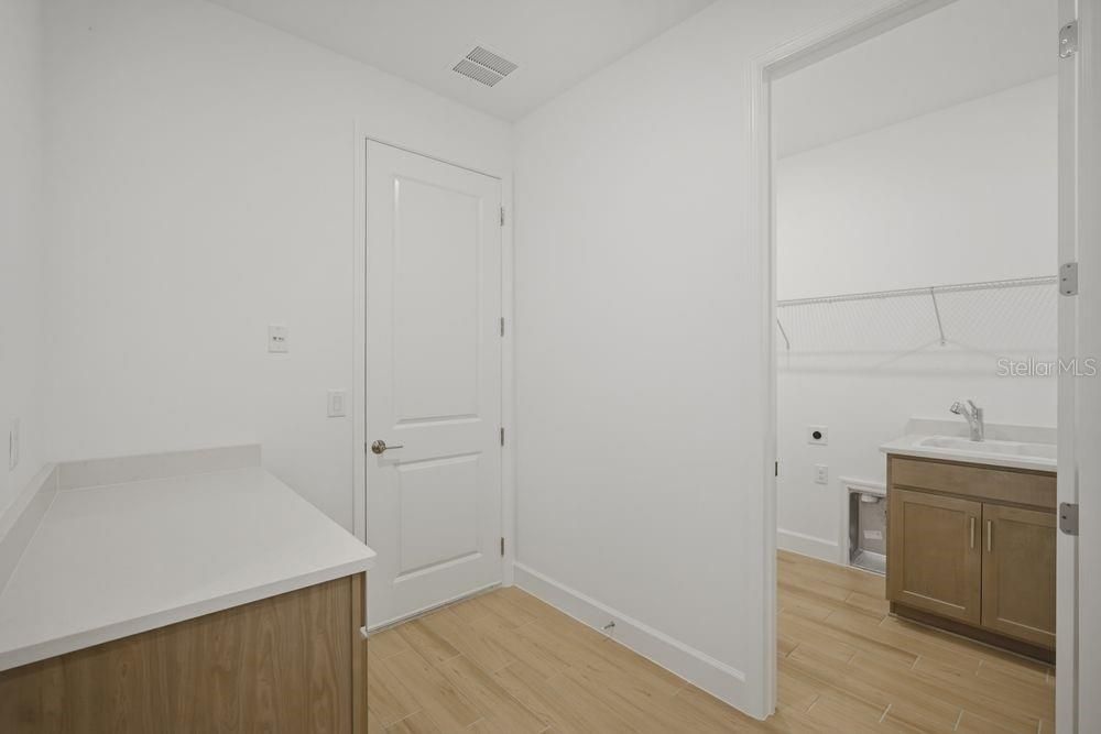 Activo con contrato: $639,999 (4 camas, 4 baños, 2921 Pies cuadrados)