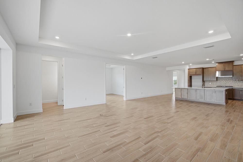 Activo con contrato: $639,999 (4 camas, 4 baños, 2921 Pies cuadrados)