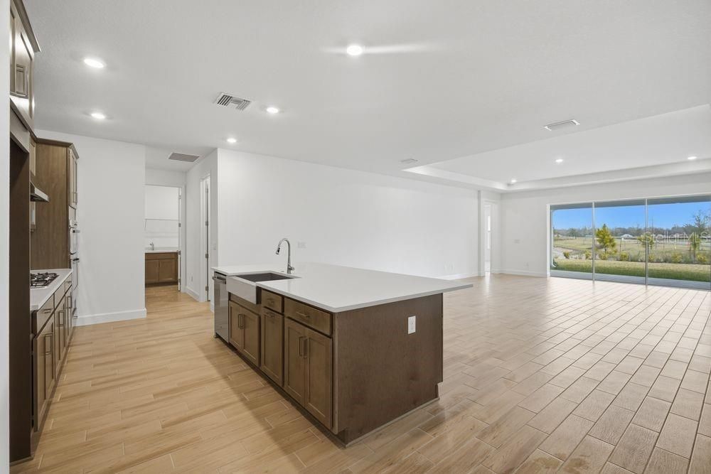 Activo con contrato: $639,999 (4 camas, 4 baños, 2921 Pies cuadrados)