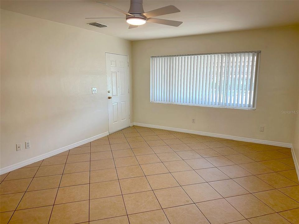Active With Contract: $1,750 (2 beds, 1 baths, 900 Square Feet)