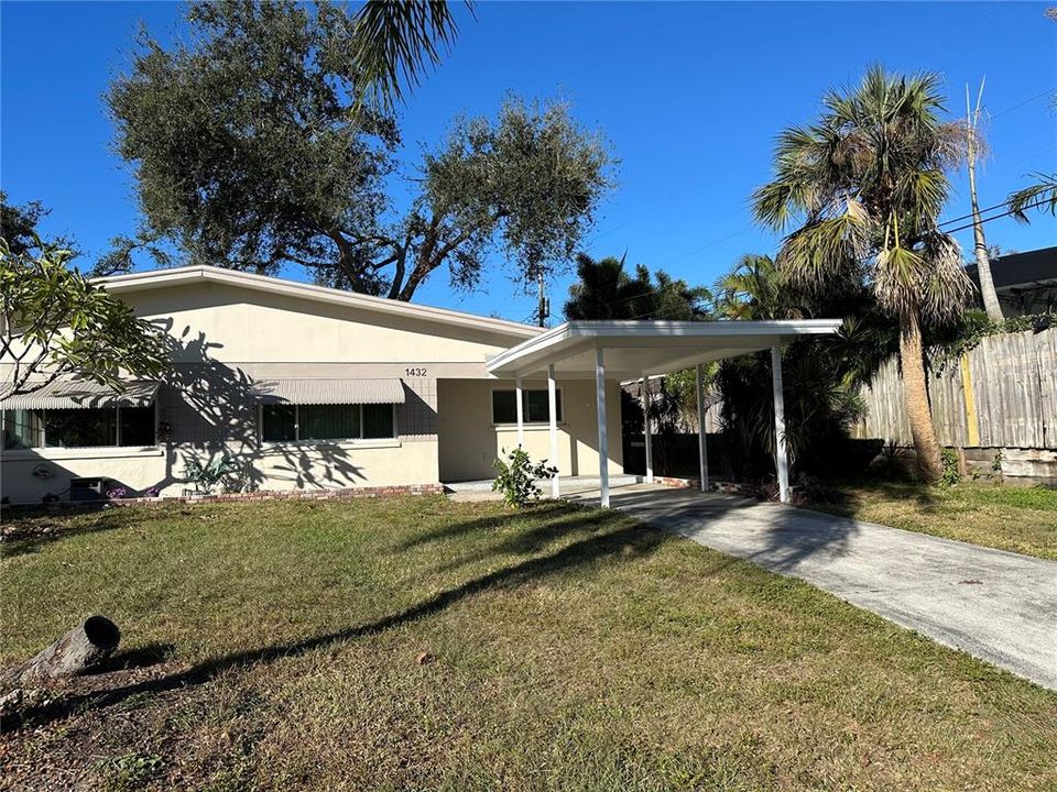 Active With Contract: $1,750 (2 beds, 1 baths, 900 Square Feet)