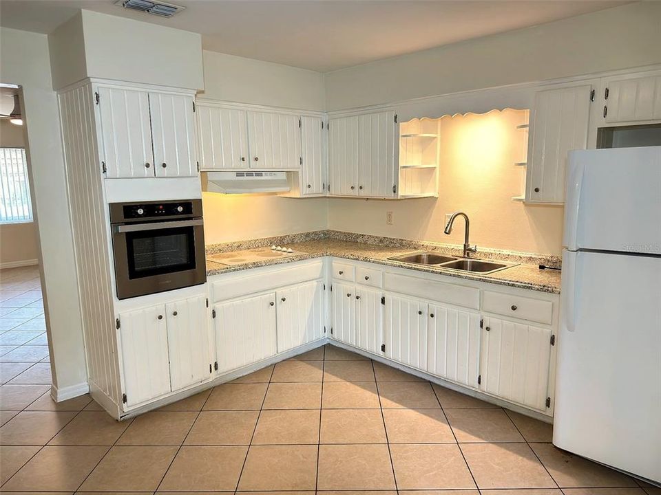 Active With Contract: $1,750 (2 beds, 1 baths, 900 Square Feet)