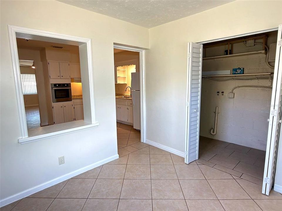 Active With Contract: $1,750 (2 beds, 1 baths, 900 Square Feet)
