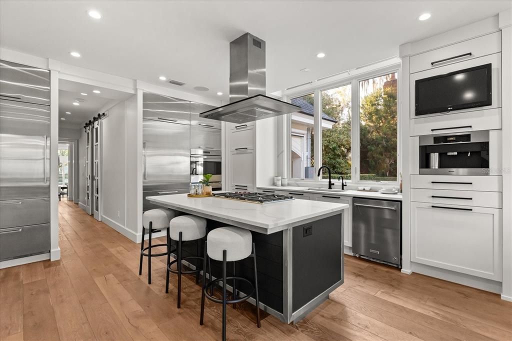 For Sale: $6,900,000 (6 beds, 5 baths, 6396 Square Feet)