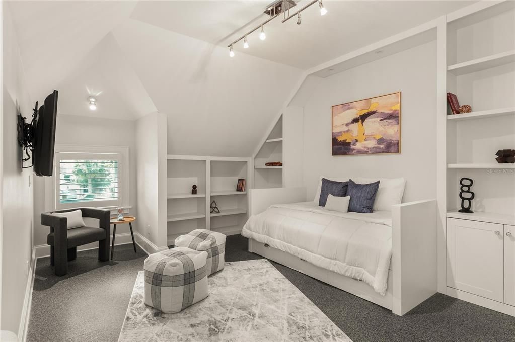 For Sale: $6,900,000 (6 beds, 5 baths, 6396 Square Feet)