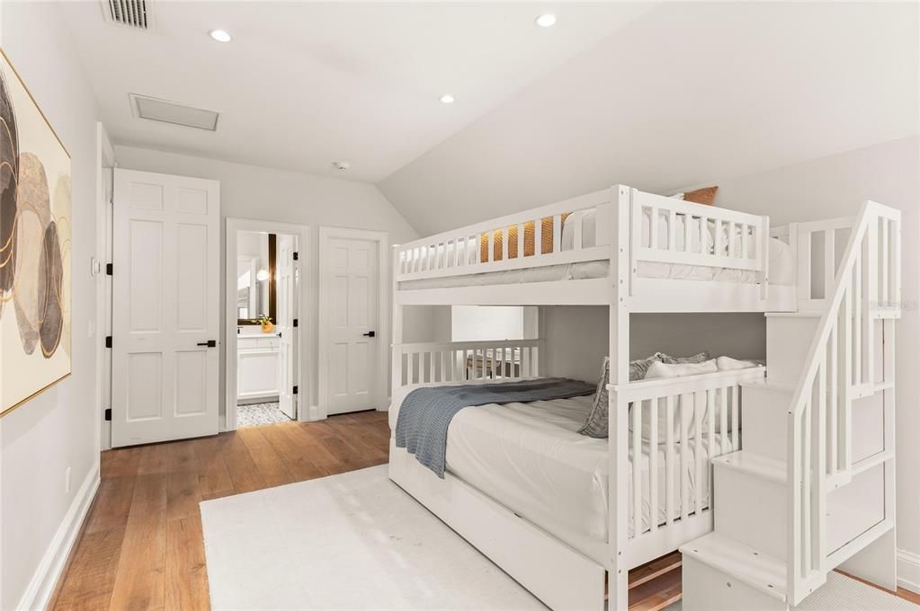 For Sale: $6,900,000 (6 beds, 5 baths, 6396 Square Feet)