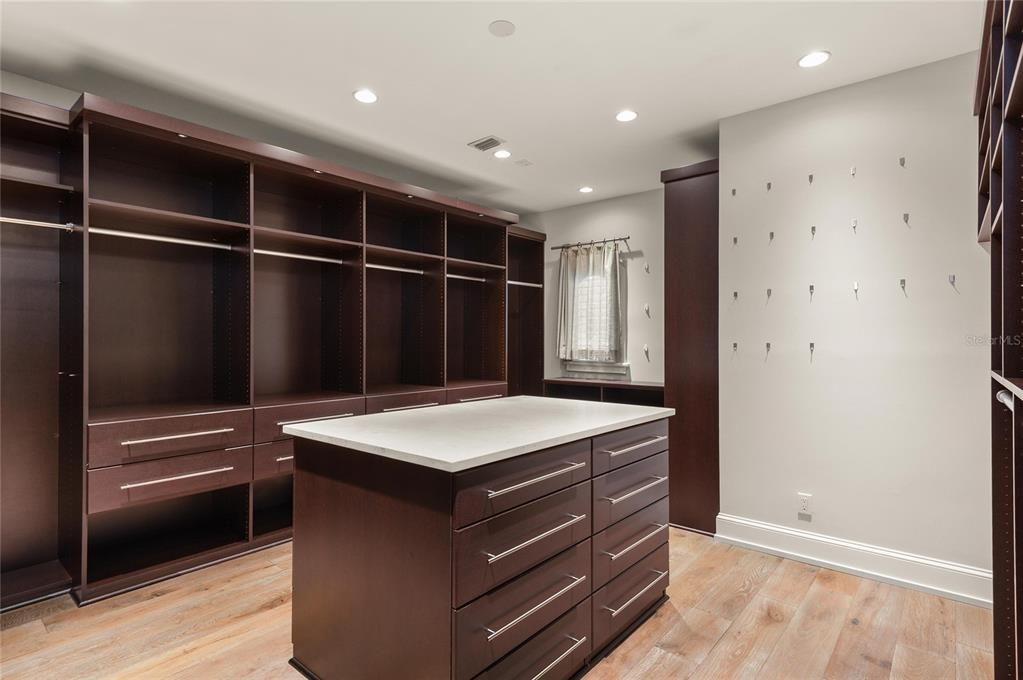 For Sale: $6,900,000 (6 beds, 5 baths, 6396 Square Feet)