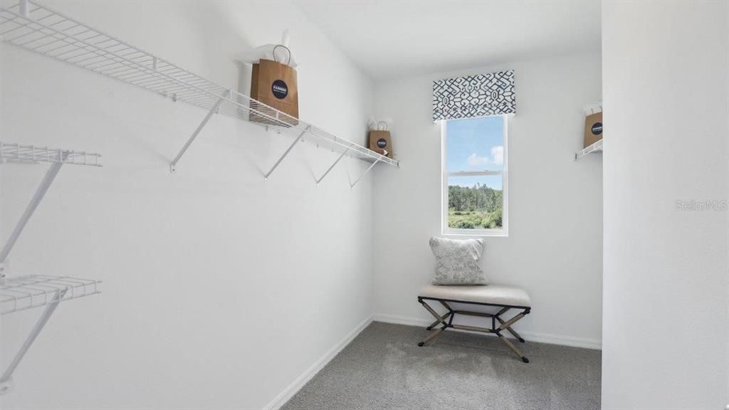 Activo con contrato: $371,990 (4 camas, 2 baños, 2305 Pies cuadrados)