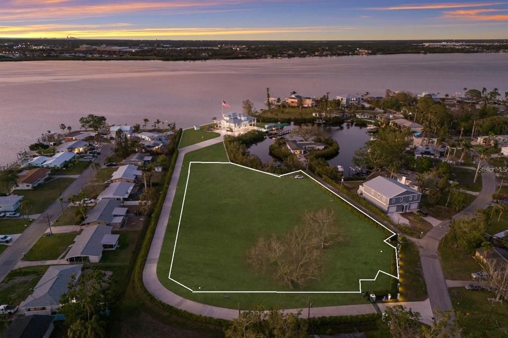 待售: $1,100,000 (1.75 acres)
