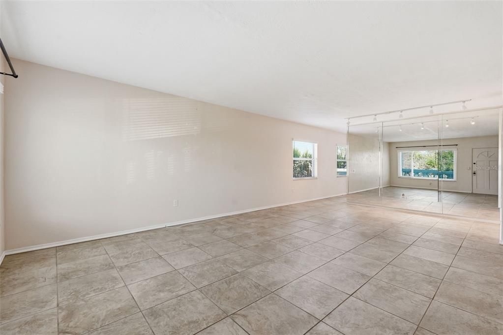 Activo con contrato: $150,000 (2 camas, 2 baños, 1400 Pies cuadrados)