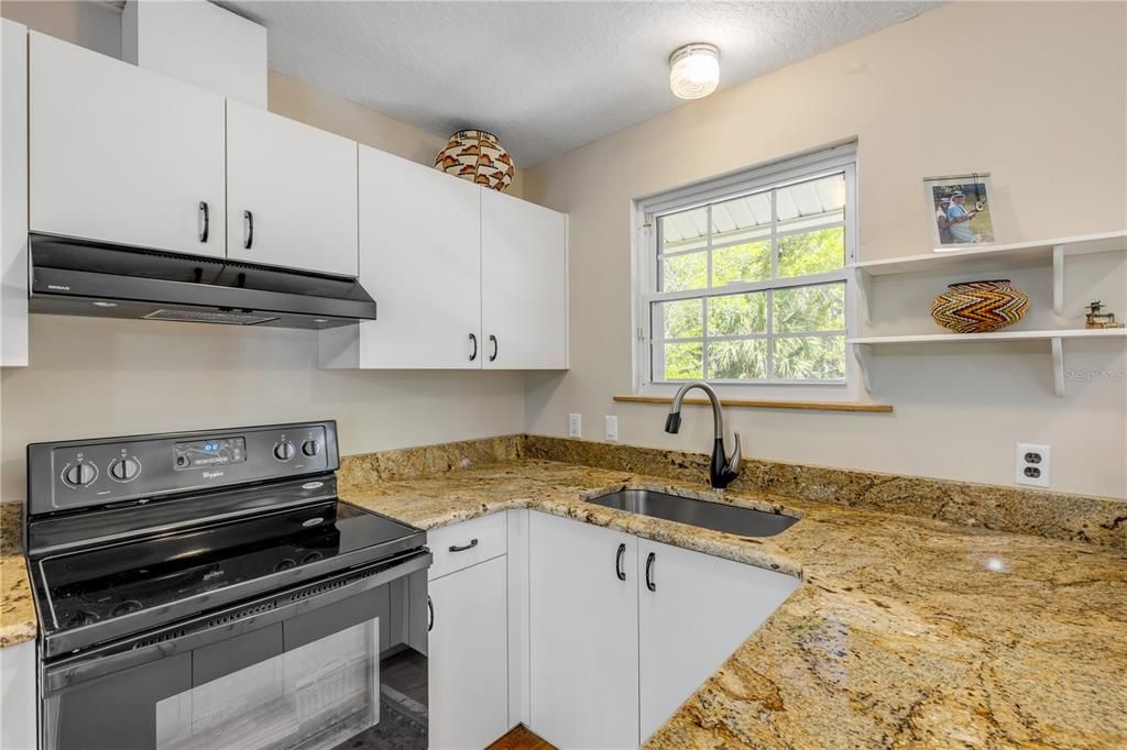 Под контрактом: $789,000 (4 спален, 3 ванн, 2626 Квадратных фут)