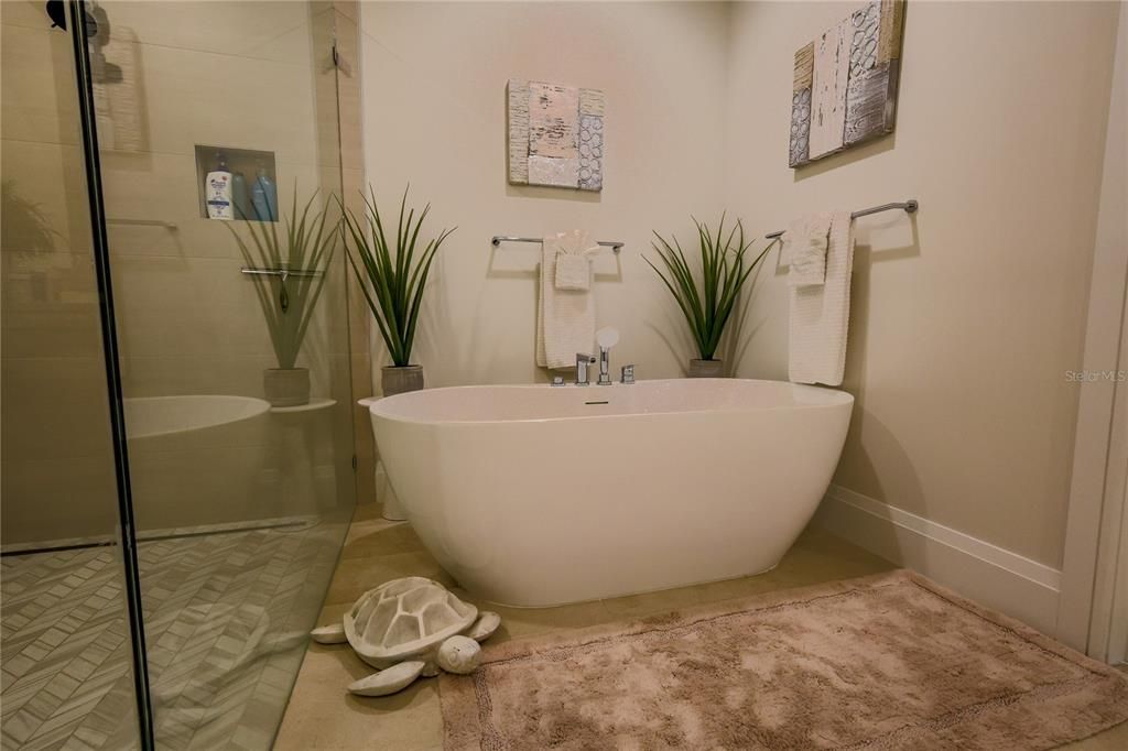 For Rent: $22,000 (3 beds, 3 baths, 2522 Square Feet)