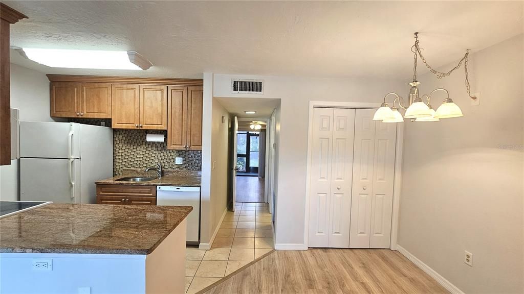 出租: $1,225 (1 贝兹, 1 浴室, 647 平方英尺)