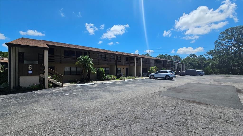 出租: $1,225 (1 贝兹, 1 浴室, 647 平方英尺)