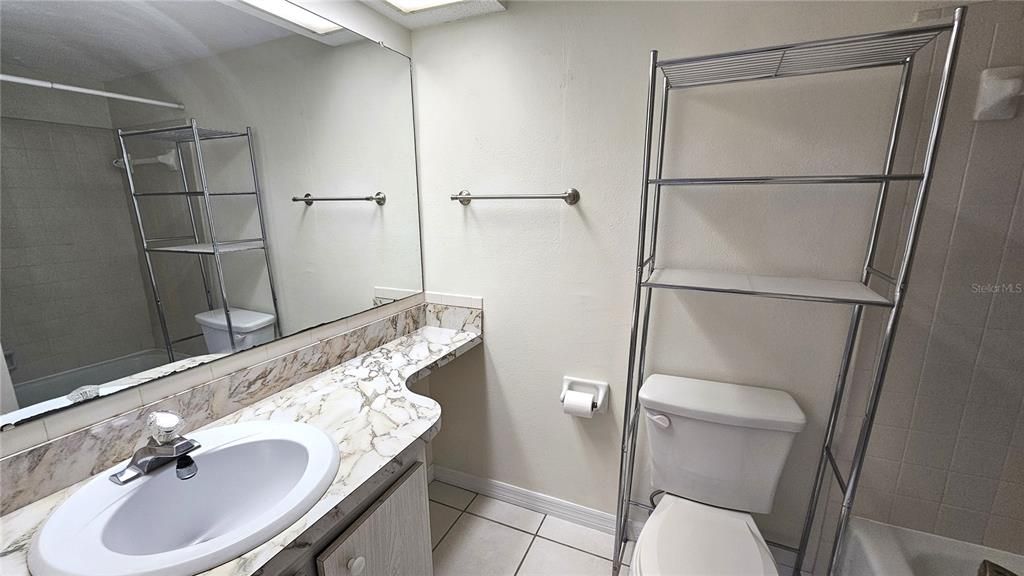 出租: $1,225 (1 贝兹, 1 浴室, 647 平方英尺)