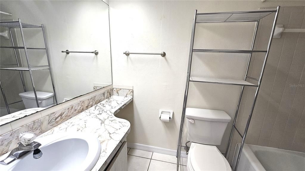 出租: $1,225 (1 贝兹, 1 浴室, 647 平方英尺)