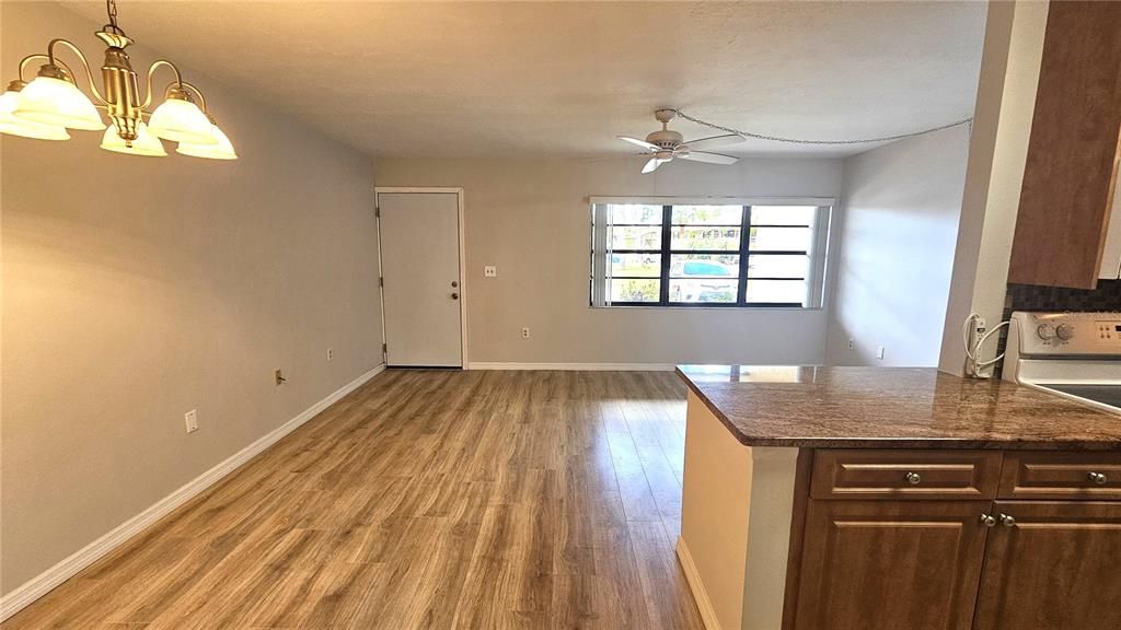 出租: $1,225 (1 贝兹, 1 浴室, 647 平方英尺)