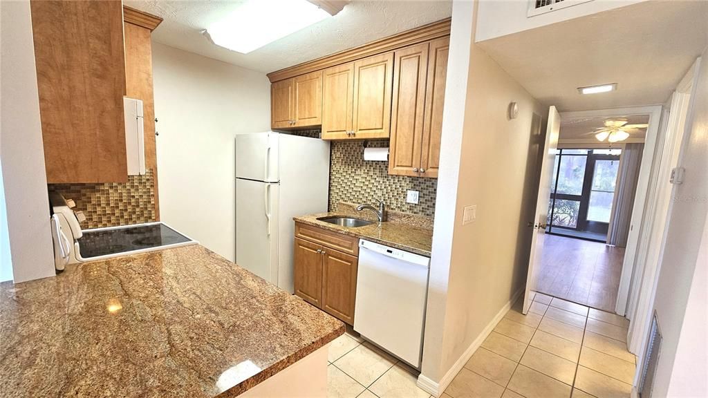 出租: $1,225 (1 贝兹, 1 浴室, 647 平方英尺)