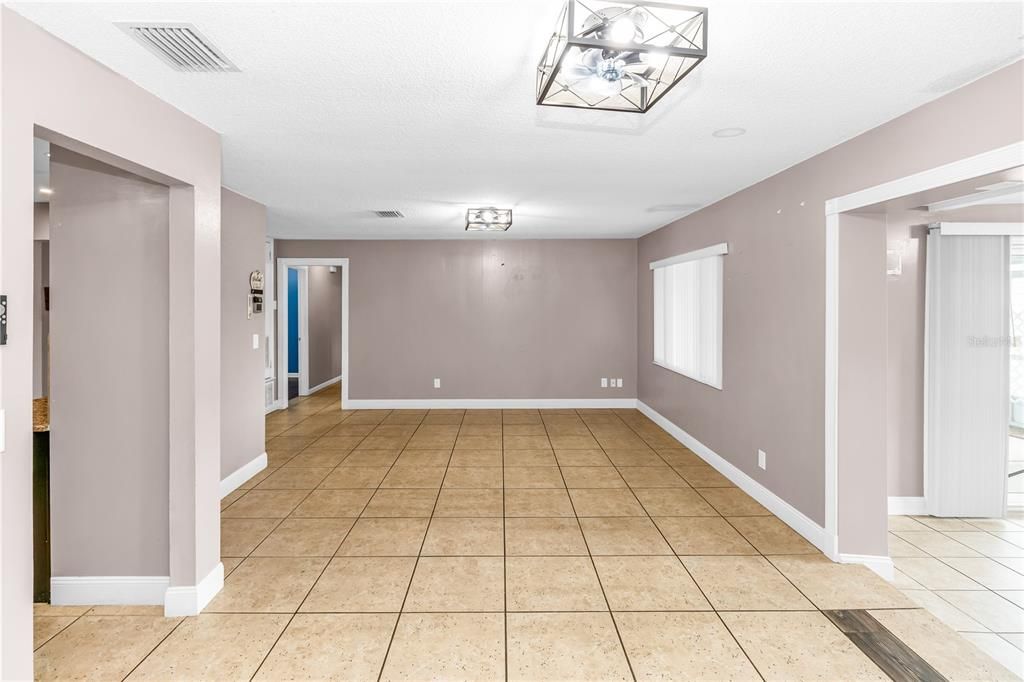 For Sale: $320,000 (4 beds, 2 baths, 1552 Square Feet)