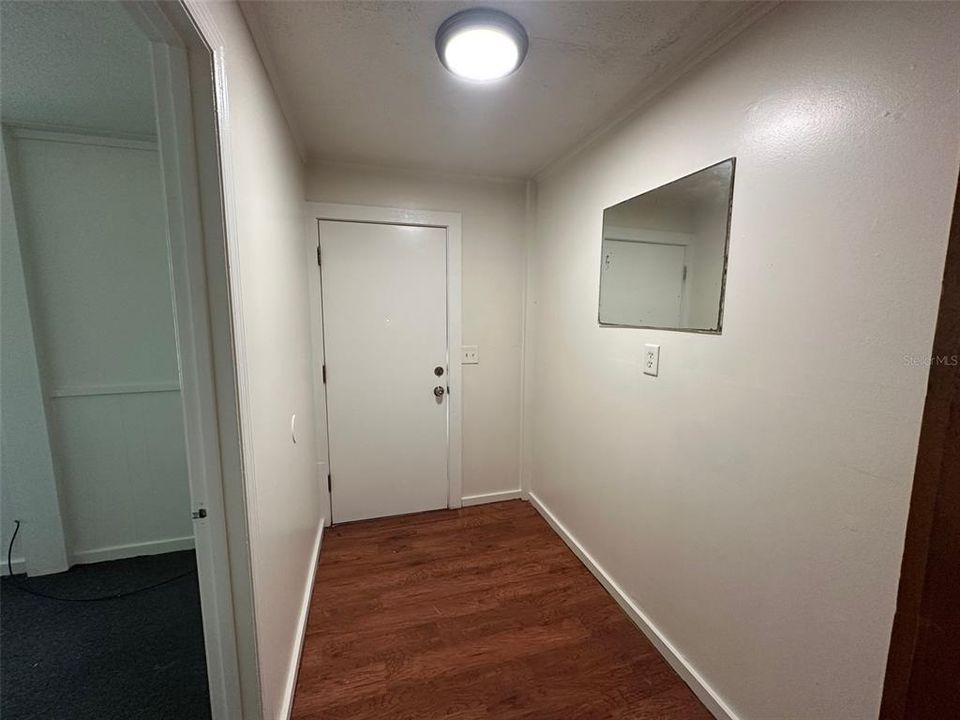 For Rent: $1,000 (2 beds, 1 baths, 706 Square Feet)