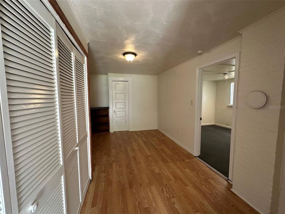 For Rent: $1,000 (2 beds, 1 baths, 706 Square Feet)