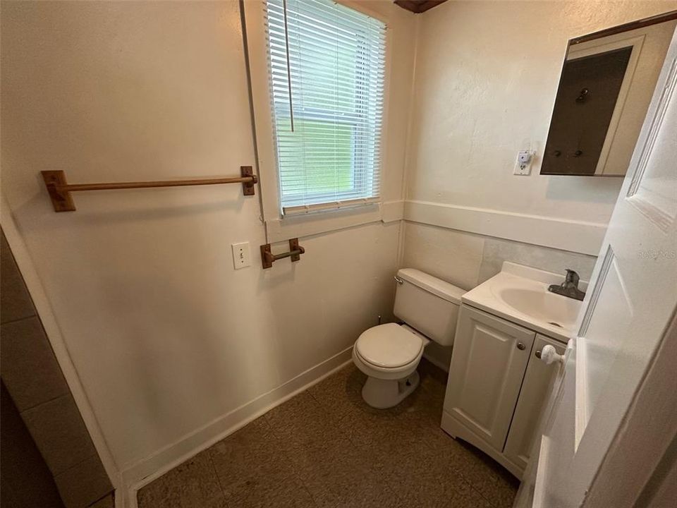 For Rent: $1,000 (2 beds, 1 baths, 706 Square Feet)