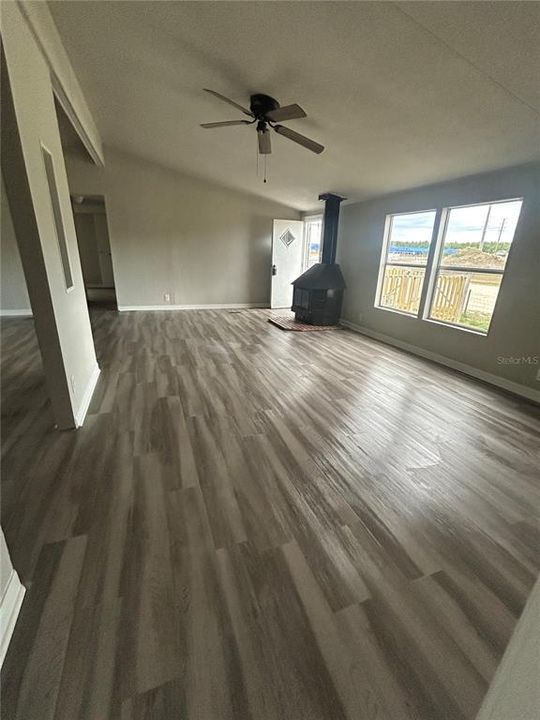For Sale: $165,000 (3 beds, 2 baths, 1404 Square Feet)