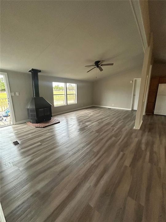 For Sale: $165,000 (3 beds, 2 baths, 1404 Square Feet)