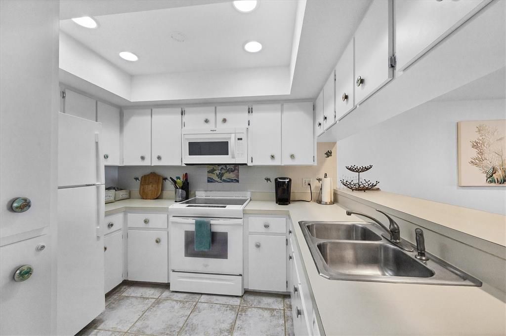 For Sale: $895,000 (2 beds, 2 baths, 1347 Square Feet)