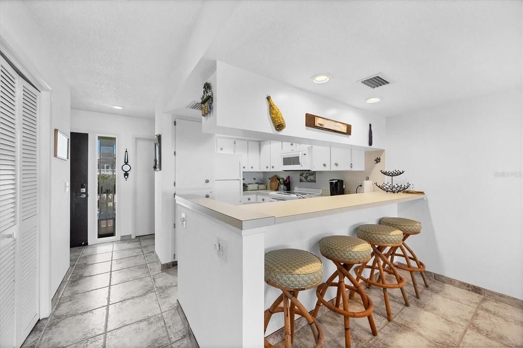 For Sale: $895,000 (2 beds, 2 baths, 1347 Square Feet)