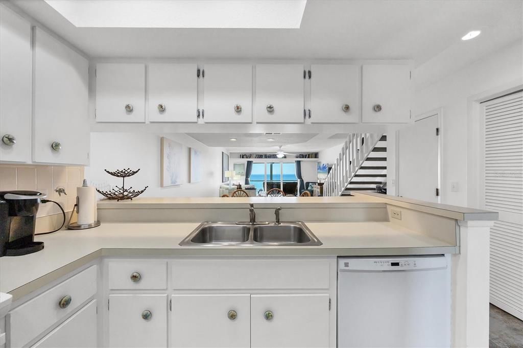 For Sale: $895,000 (2 beds, 2 baths, 1347 Square Feet)