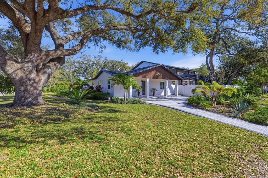 For Sale: $1,895,000 (5 beds, 5 baths, 4518 Square Feet)