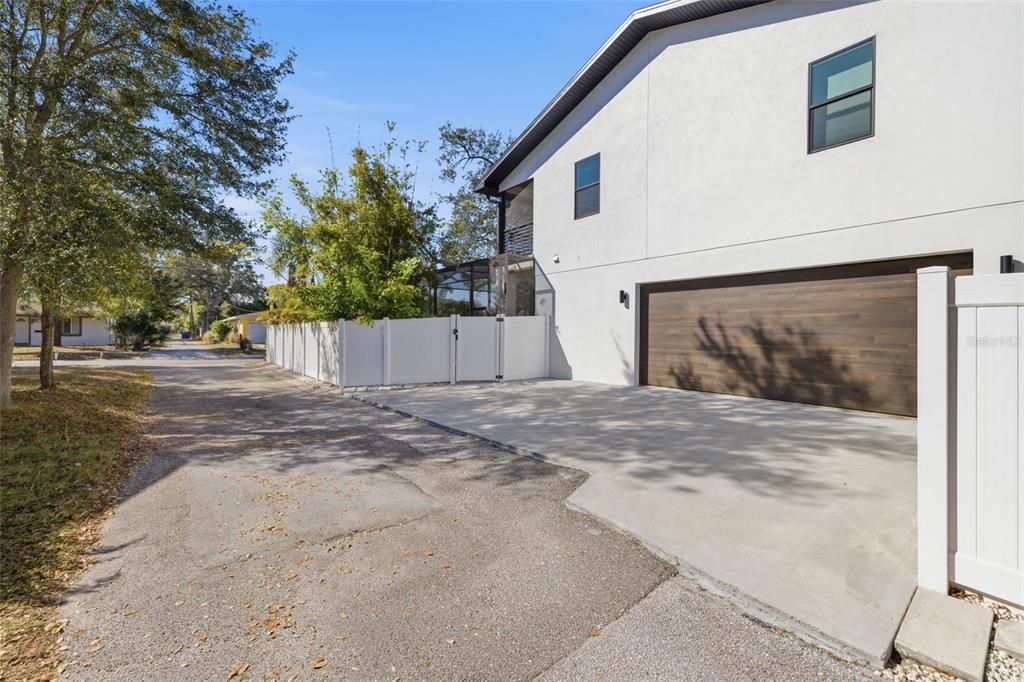 For Sale: $1,895,000 (5 beds, 5 baths, 4518 Square Feet)
