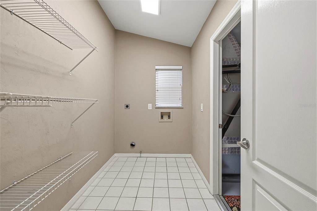 Под контрактом: $349,900 (3 спален, 2 ванн, 1612 Квадратных фут)