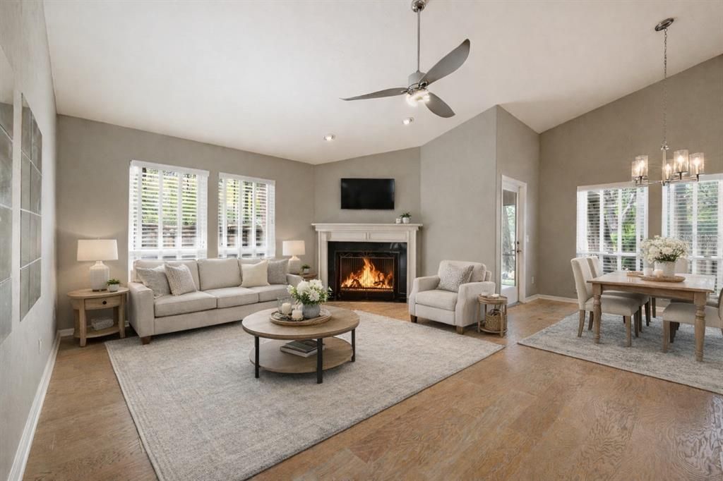 Под контрактом: $349,900 (3 спален, 2 ванн, 1612 Квадратных фут)