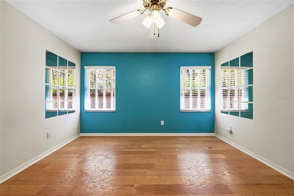 Под контрактом: $349,900 (3 спален, 2 ванн, 1612 Квадратных фут)