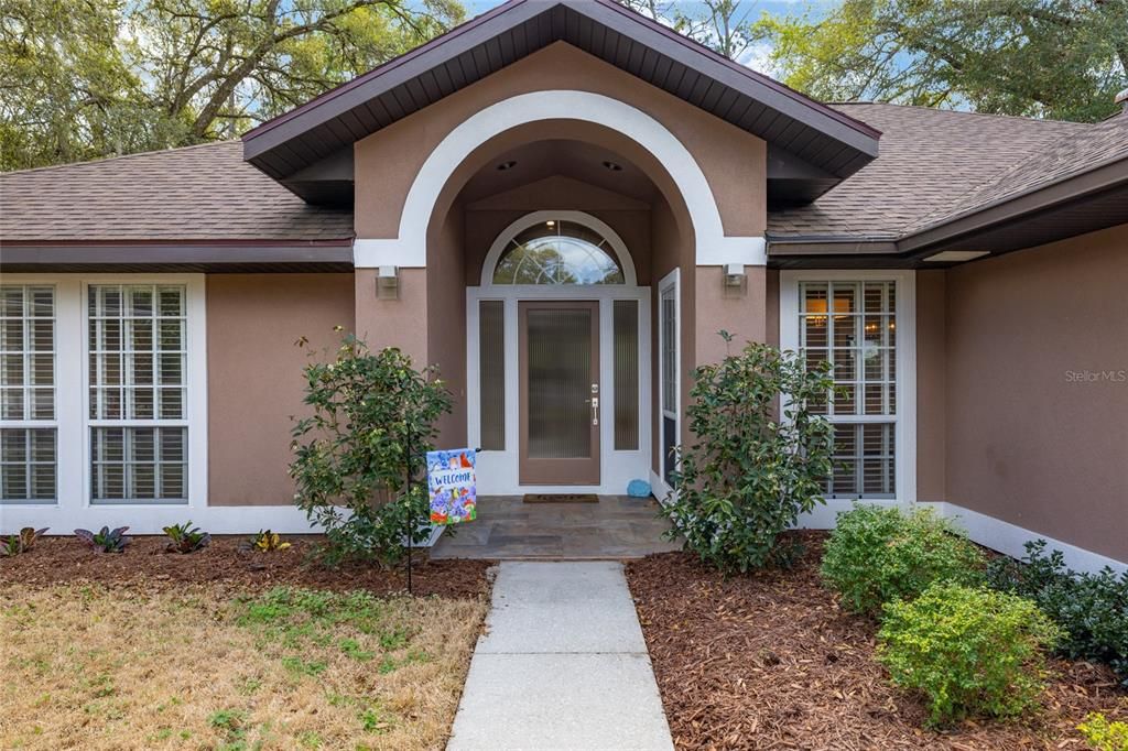 Под контрактом: $349,900 (3 спален, 2 ванн, 1612 Квадратных фут)