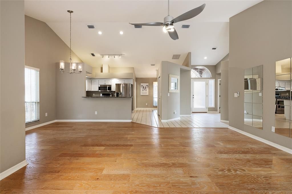 Под контрактом: $349,900 (3 спален, 2 ванн, 1612 Квадратных фут)