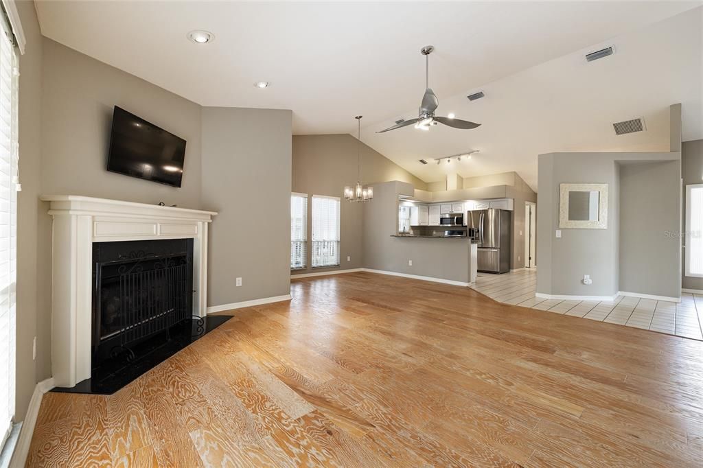 Под контрактом: $349,900 (3 спален, 2 ванн, 1612 Квадратных фут)