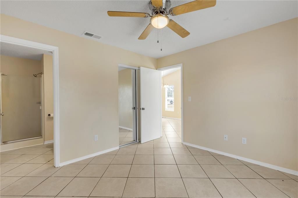 На продажу: $350,000 (4 спален, 0 ванн, 1616 Квадратных фут)