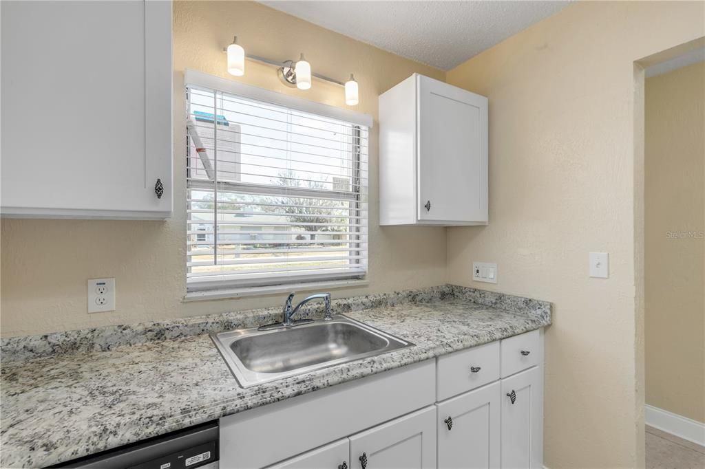 На продажу: $350,000 (4 спален, 0 ванн, 1616 Квадратных фут)