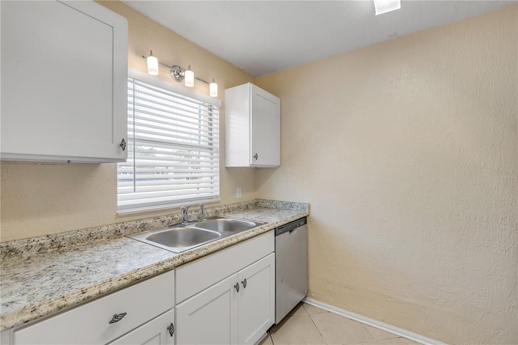 На продажу: $350,000 (4 спален, 0 ванн, 1616 Квадратных фут)