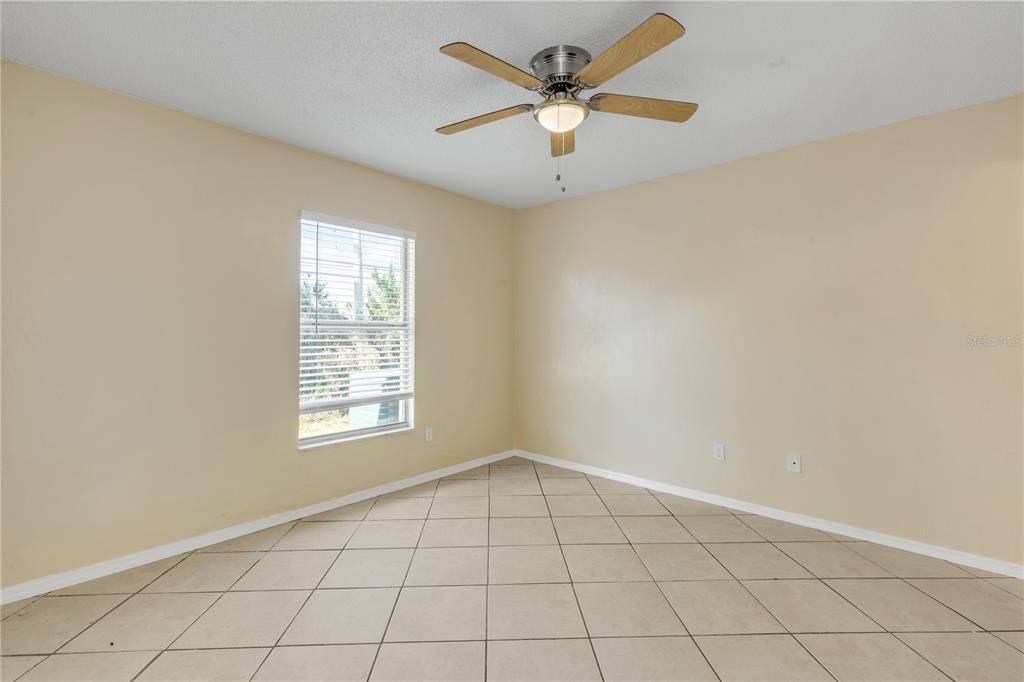 На продажу: $350,000 (4 спален, 0 ванн, 1616 Квадратных фут)