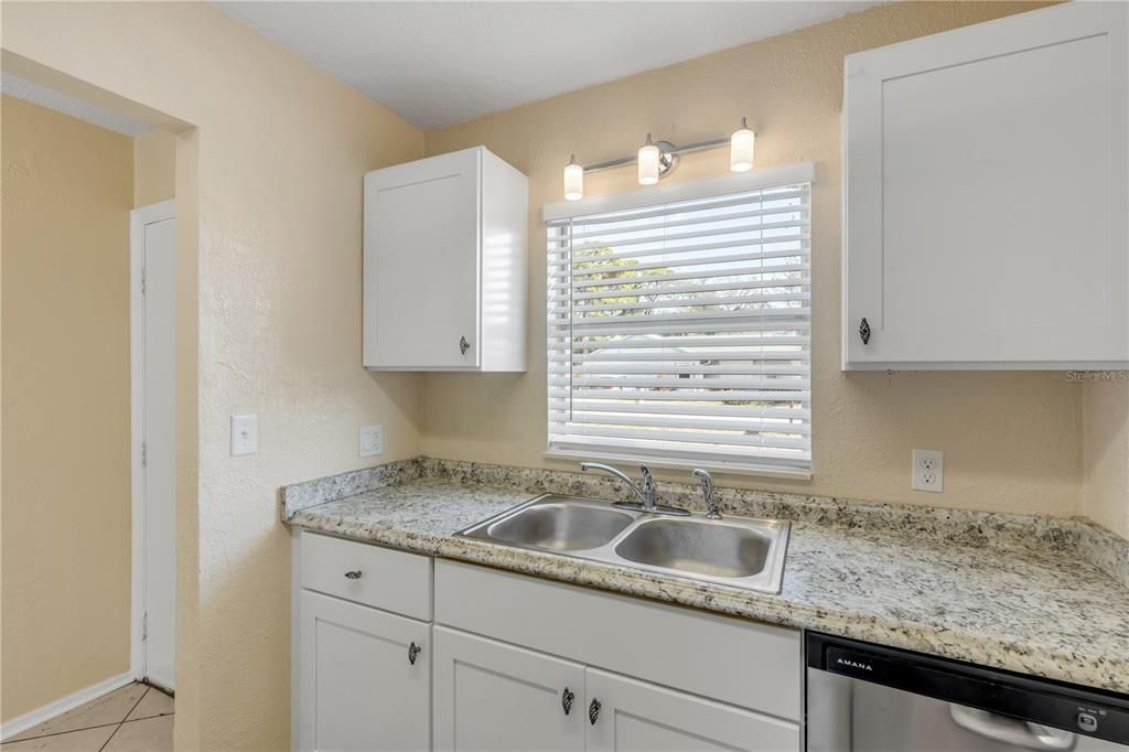 На продажу: $350,000 (4 спален, 0 ванн, 1616 Квадратных фут)