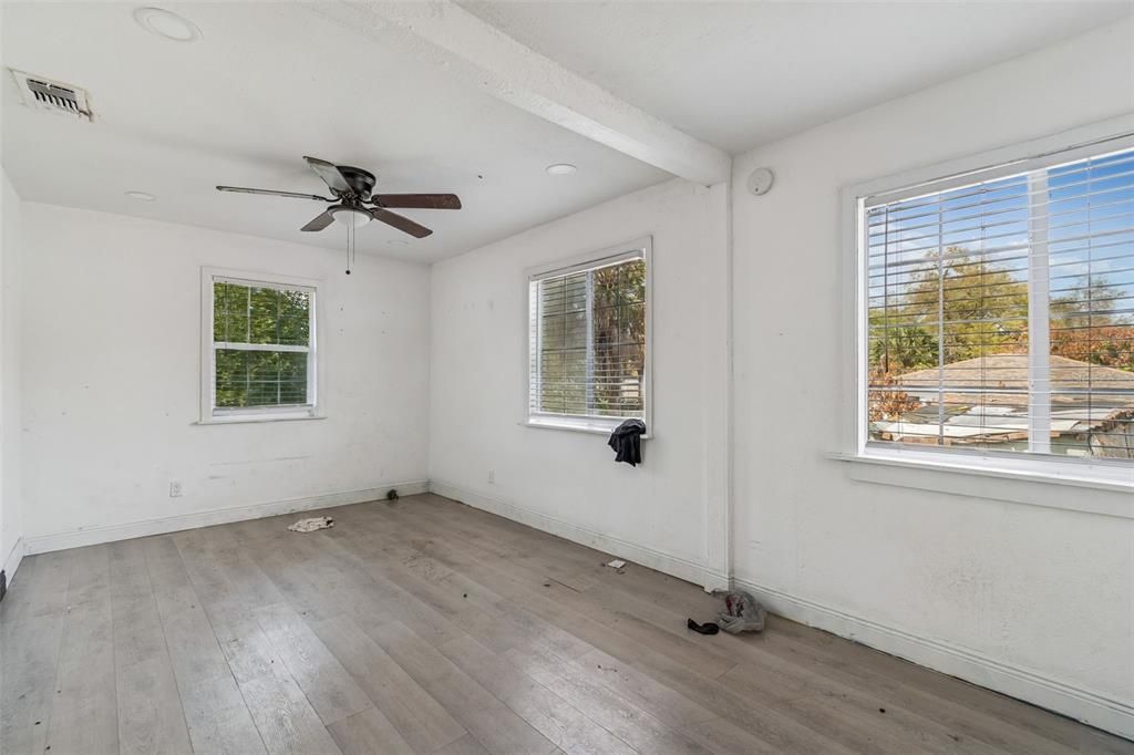 Activo con contrato: $290,000 (3 camas, 2 baños, 1128 Pies cuadrados)