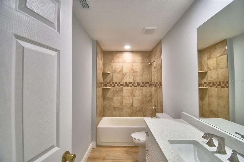 Activo con contrato: $249,900 (3 camas, 2 baños, 1342 Pies cuadrados)